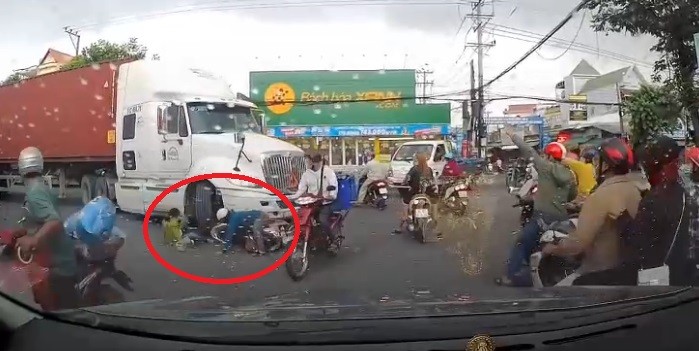 Video: Người phụ nữ trung tuổi lái xe máy đi vào điểm mù suýt bị xe đầu kéo cán