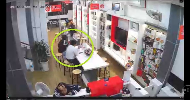 Video: "Nữ quái" vào cửa hàng điện thoại ở Hà Nội cướp bị tóm gọn chỉ 1 phút sau