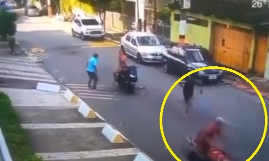 Video: Khoảnh khắc tên cướp thấy cảnh sát liền bỏ rơi đồng bọn, chạy thoát thân