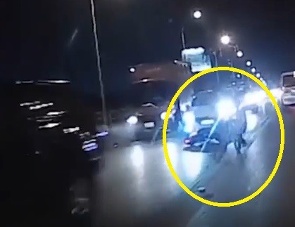Video: Phóng xe máy ẩu gây tai nạn, còn đâm trực diện vào đầu ô tô