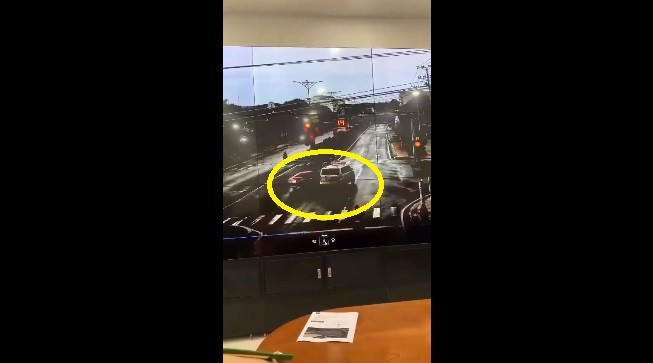 Video: Vượt đèn đỏ, xe cứu thương đâm trực diện ô tô con ở ngã tư