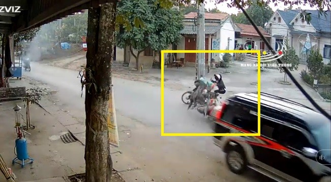 Video: Cố tình vượt ẩu, xe máy "đấu đầu" kinh hoàng 