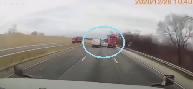 Video: Vượt ẩu, chen vào giữa hai xe container, xe con gặp tai nạn kinh hoàng