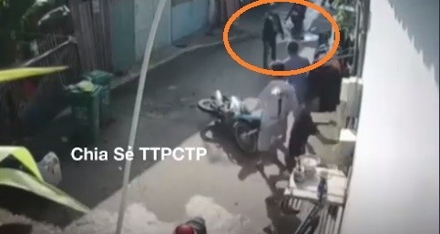 Video: Bị phát hiện, tên trộm xe máy xịt hơi cay vào chủ nhà