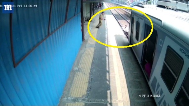 Video: Cố tình vượt rào chắn, người đàn ông suýt chết trước mũi tàu hỏa