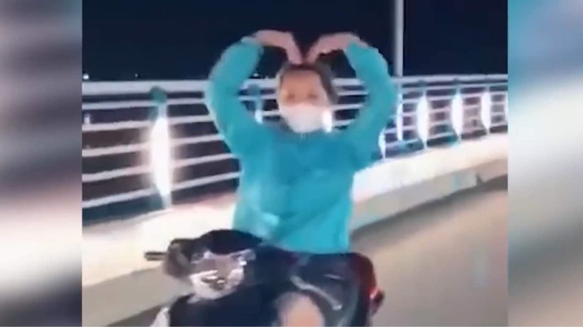 Video: Xôn xao cô gái Quảng Ngãi đầu trần lái xe máy, thả hai tay "múa"