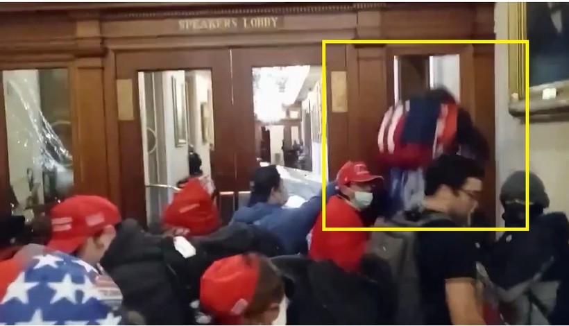 Video: Khoảnh khắc người biểu tình bị bắn trong nhà quốc hội Mỹ