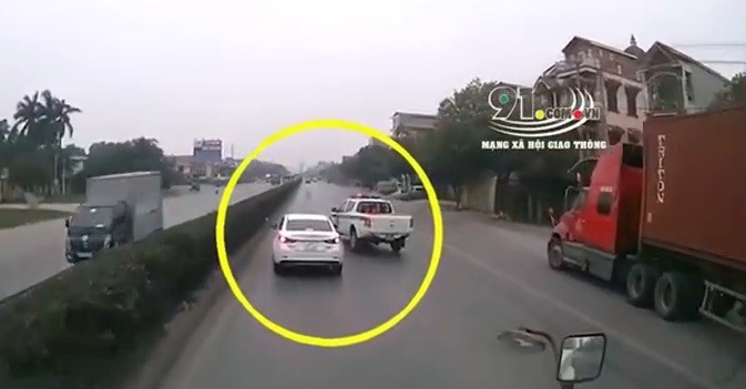 Video: Bị CSGT truy đuổi, xe ô tô con bỏ chạy lạng lách trên đường