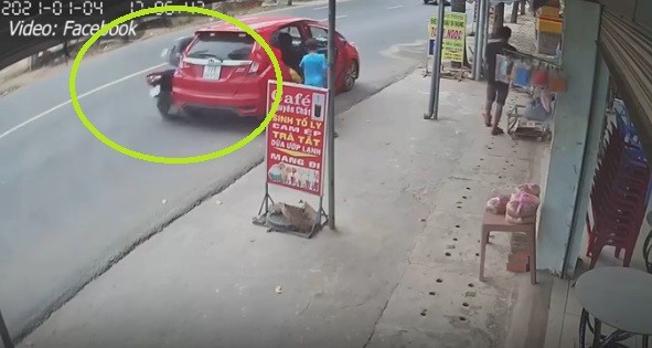 Video: Tranh cãi hành động của nam tài xế khi cô gái đâm vào đuôi ô tô