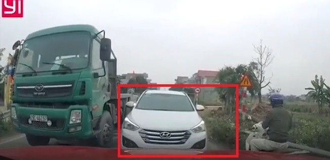 Video: Xôn xao ô tô đi ngược chiều còn bắt xe khác nhường đường