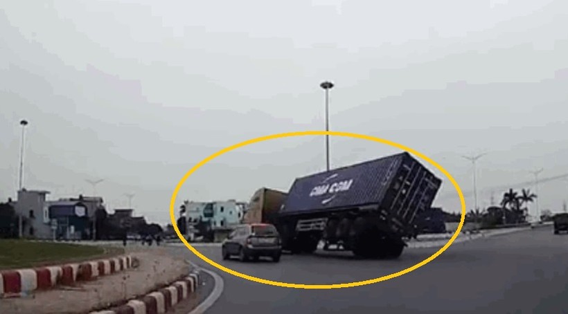 Video: Cố vượt ô tô con, container bị lật kéo lê giữa đường