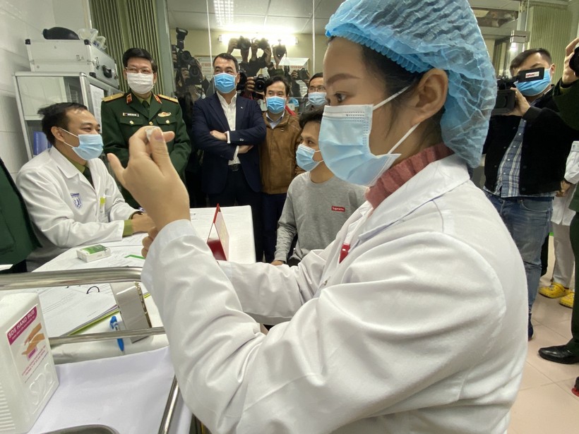 Chuẩn bị tiêm vắc xin COVID-19 cho người Việt Nam đầu tiên hôm 17/12/2020. Ảnh: Bộ Y tế