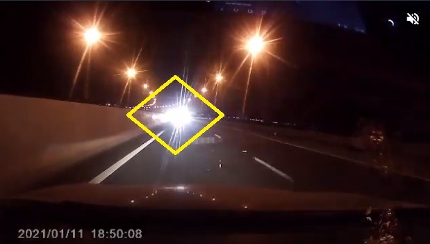 Video: Xôn xao ô tô bật đèn pha, chạy ngược chiều trên cao tốc ở Quảng Ninh
