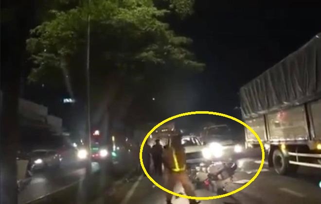 Video: Tài xế chở thuốc lá lậu rồ ga đâm liên tục vào xe CSGT rồi bỏ chạy