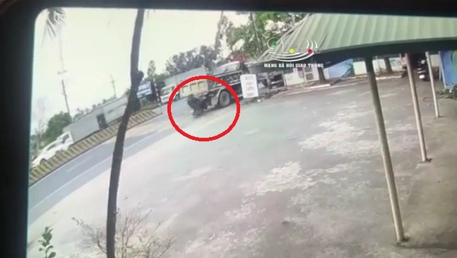 Video: Khoảnh khắc xe máy kẹp 3 lao thẳng vào đuôi xe tải đang đỗ bên đường