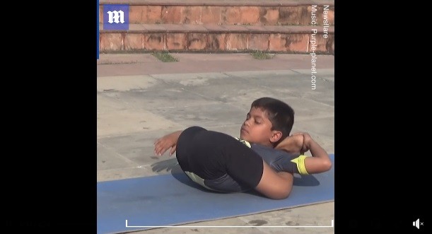 Ngạc nhiên tài uốn dẻo của cậu bé "thần đồng" yoga 8 tuổi ở Ấn Độ