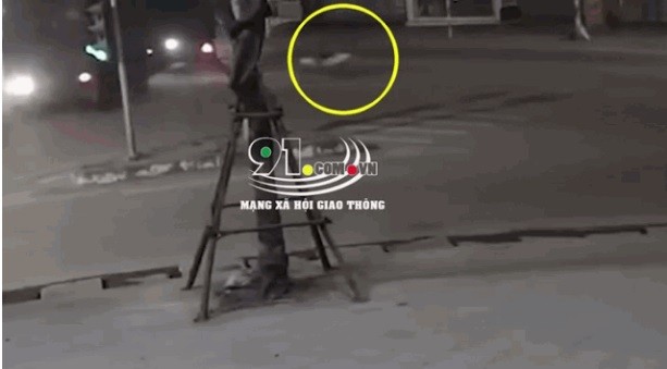 Video: Thanh niên đi xe máy tốc độ cao, lao vào gầm container