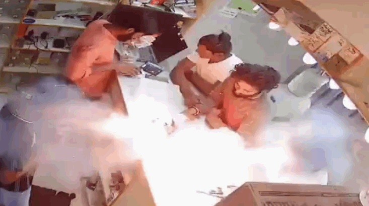 Video: Đang sửa điện thoại, pin bất ngờ phát nổ trước mặt nhiều người