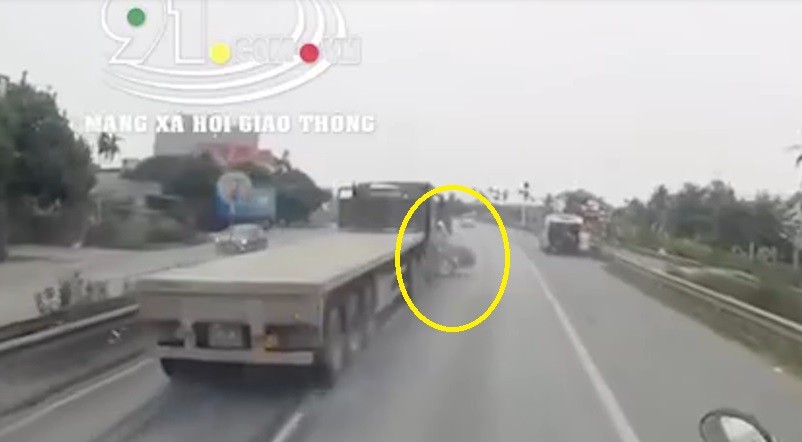 Video: Xe đầu kéo chuyển làn không quan sát kĩ, đâm xe con đi bên cạnh