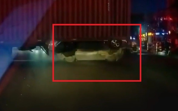 Video: Container quay đầu ẩu, kéo lê xe con vào điểm mù
