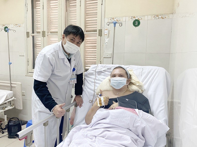 TS. Lê Việt Khánh khám bệnh cho bệnh nhân trong quá trình điều trị ở bệnh viện. Ảnh: BVCC.