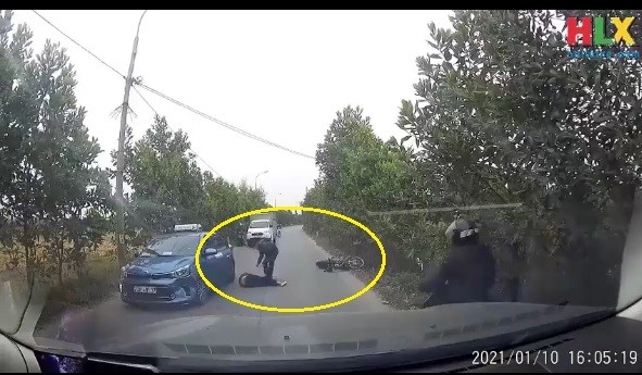 Video: Hai thanh niên đầu trần, phóng xe lạng lách đâm vào con bê chạy ra đường