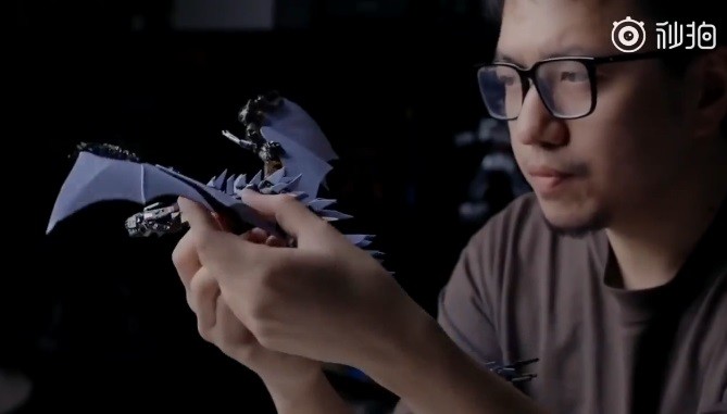 Video: Kĩ sư tạo ra con rồng tuyệt đẹp từ linh kiện điện thoại