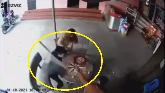 Video: Thanh niên dùng điếu cày đánh một người tử vong sau tranh cãi 