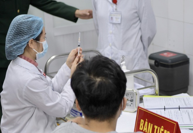 Tình nguyện viên đầu tiên tiêm thử nghiệm lâm sàng vaccine Covid-19 Việt Nam hôm 17/12/2020. Ảnh: Phương Thảo