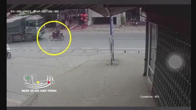Video: Sang đường không quan sát, nữ sinh bị xe ben đâm trực diện