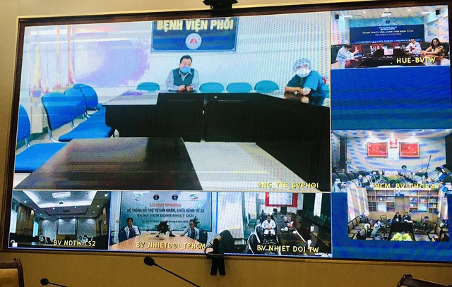 BS Lê Thành Phúc, Giám đốc Bệnh viện Phổi Đà Nẵng, báo cáo tình trạng sức khoẻ của BN1536. Ảnh: Lê Hảo.