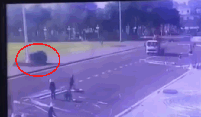 Video: Công nhân sững người chứng kiến cảnh ô tô Mazda CX5 mất lái lao vào cột cờ