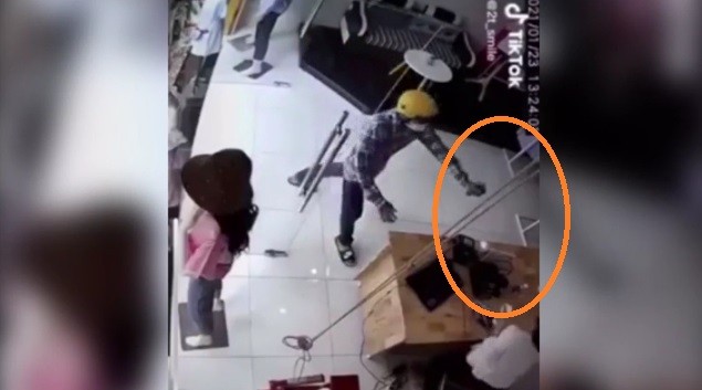 Video: Tên cướp liều lĩnh vào cửa hàng xịt hơi cay vào nhân viên, giật laptop