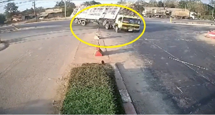 Video: Xe chở mía lật nhào giữa đường khi đi qua khúc cua ở Thái Lan