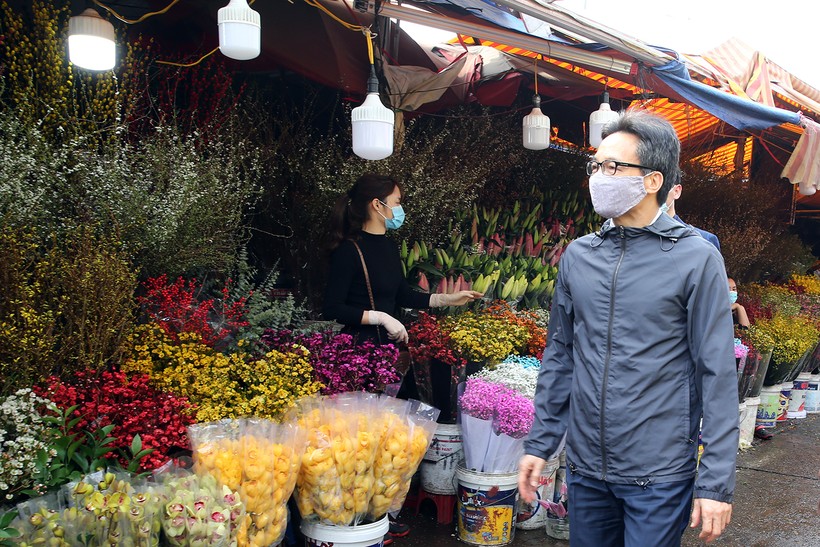 Phó Thủ tướng Vũ Đức Đam thị sát chợ hoa Quảng Bá: Quyết tâm không để dịch bùng phát ở Hà Nội, TP. HCM