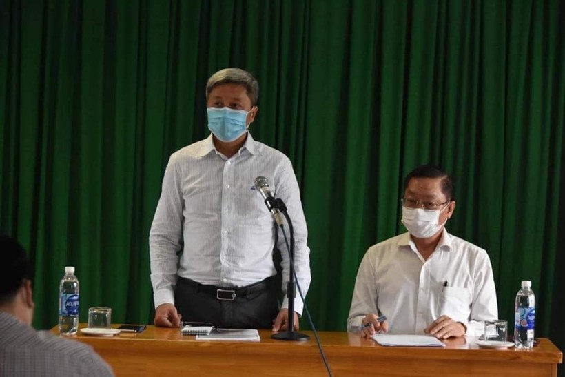 Thứ trưởng Nguyễn Trường Sơn và Giám đốc SYT TPHCM Nguyễn Tấn Bỉnh chủ trì cuộc họp sáng 9/2. Ảnh: Bộ Y tế