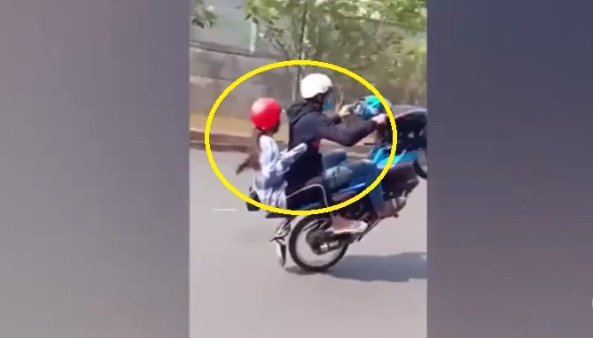 Video: Cái kết đắng cho thanh niên chạy xe máy rồ ga bốc đầu