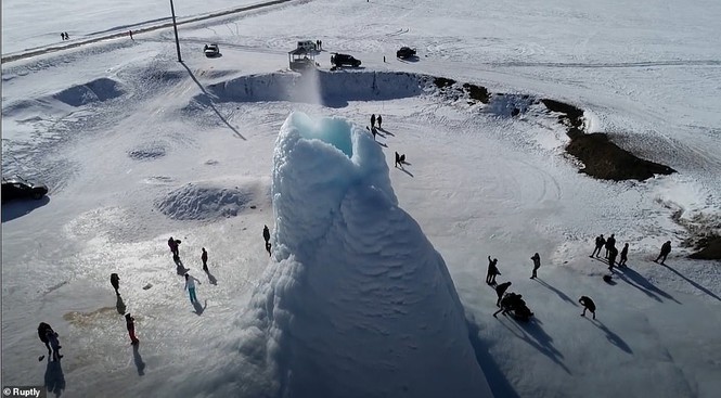 Video: "Núi băng phun trào" cao 14m địa điểm "sống ảo" nổi tiếng ở Kazakhstan