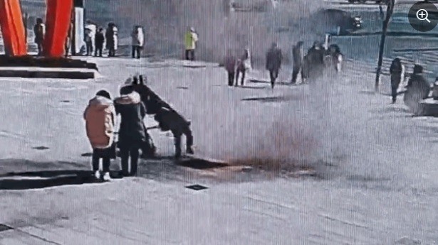 Video: Nghịch ngợm ném pháo xuống cống, đứa bé bị hất văng lên không trung