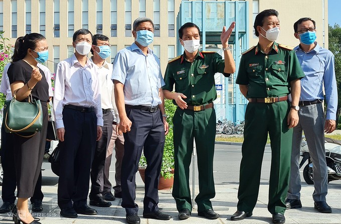 Thứ trưởng Y tế Nguyễn Trường Sơn (thứ tư từ phải) tại buổi kiểm tra. Ảnh: Lê Phương.