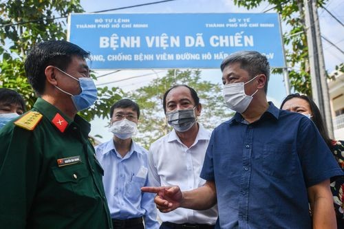 Thứ trưởng Bộ Y tế Nguyễn Trường Sơn (phải) cùng Bộ phận thường trực đặc biệt chống Covid-19 của Bộ Y tế tại TP.HCM đã đến thăm cán bộ, nhân viên y tế Bệnh viện dã chiến Củ Chi. Ảnh: Zing