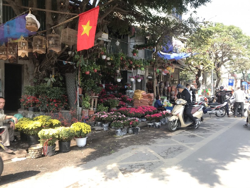 Hà Nội: Người dân nhộn nhịp mua sắm chiều 30 Tết 