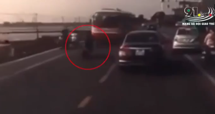 Video: Khoảnh khắc kinh hoàng xe máy vượt ẩu đấu đầu xe buýt ở Nam Định