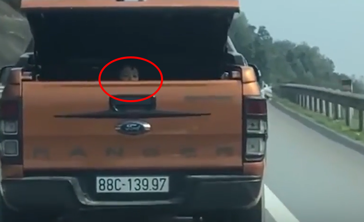Video: Xôn xao xe bán tải chở trẻ em trong cốp xe trên đường quốc lộ