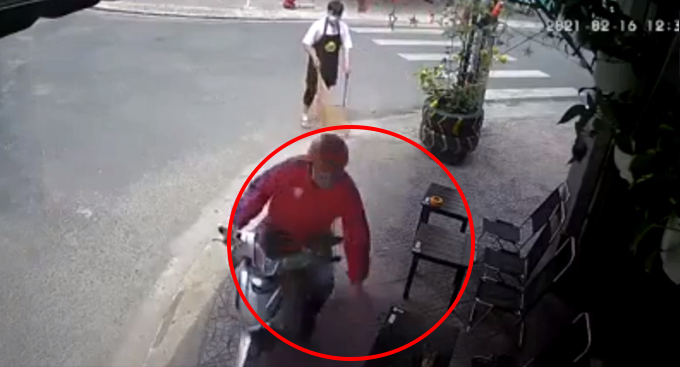 Video: Ngồi cafe bị cướp giật mất điện thoại Iphone 12 Promax