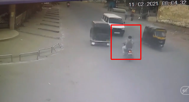 Video: Vượt ẩu, người đàn ông đi xe máy đâm trực diện đầu xe ô tô