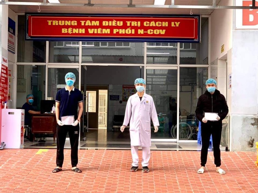 Các bệnh nhân được công bố khỏi bệnh tại Bệnh viện Số 2 Quảng Ninh. Ảnh: SKĐS.