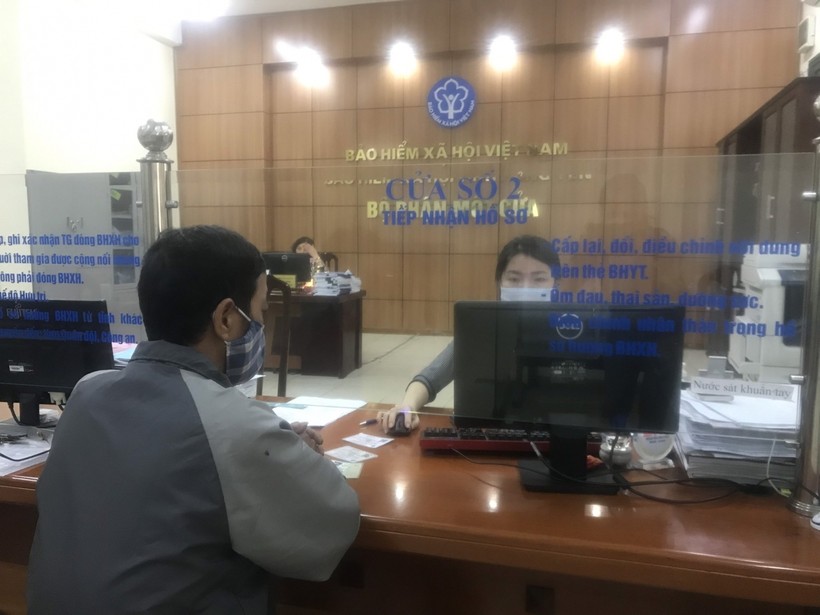 Tiếp nhận hồ sơ tại bộ phận "Một cửa", BHXH tỉnh Hưng Yên sáng 24/2/2021.