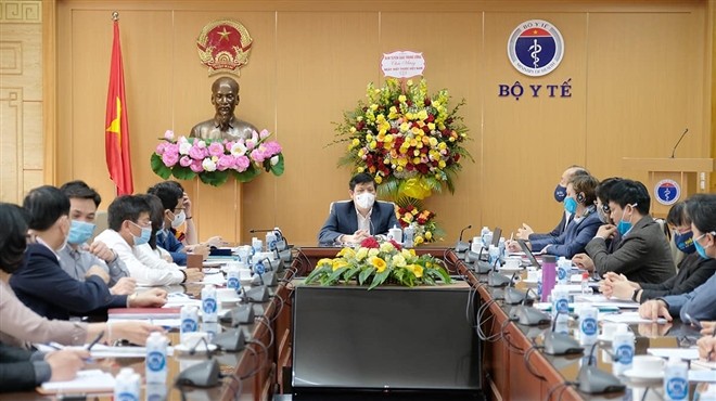 Bộ trưởng Nguyễn Thanh Long (giữa) cùng đại diện WHO và UNICEF tại Việt Nam tham gia cuộc họp bàn về vaccine phòng COVID-19. Ảnh: Trần Minh