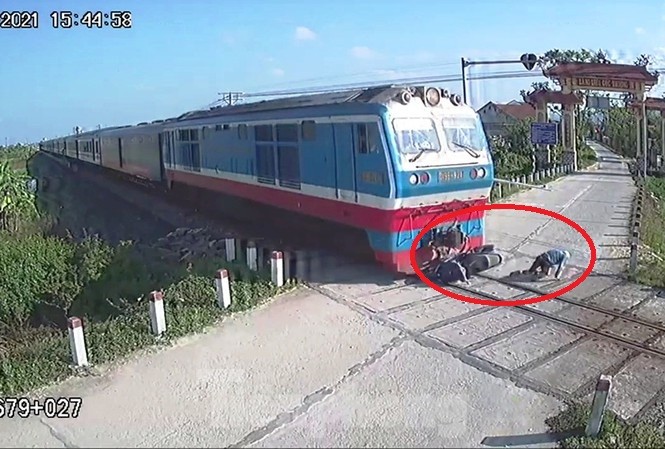 Video: Khoảnh khắc người đàn ông may mắn thoát chết ngay trước mũi tàu hỏa